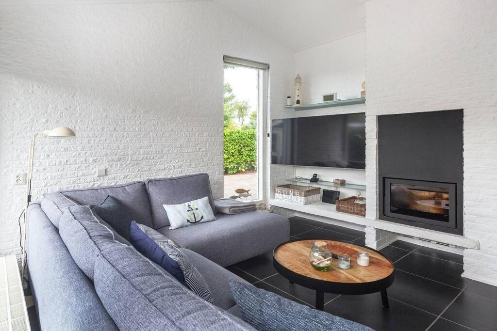 Bungalow Near Beach With Large Private Garden - Not For Companies Ouddorp Bagian luar foto